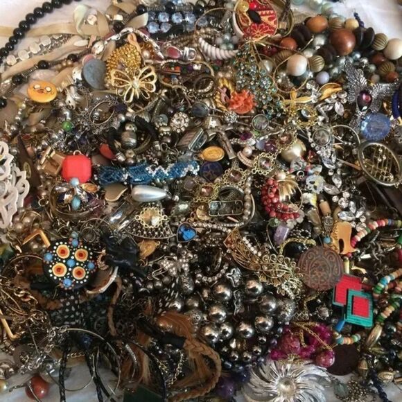 1 LB UNSEARCHED MYSTERY Jewelry LOT Wearable Necklaces Earrings Bracelets & MORE - Picture 7 of 11